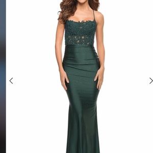 Stunning La Femme Dress, size 8 in emerald green💚